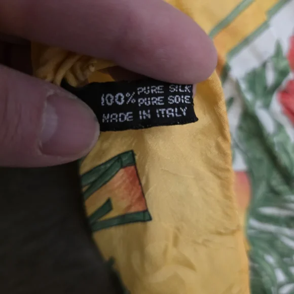 Vtg Gucci 100% Silk Scarf Made In Italy Floral Bouquet Design - Picture 6 of 16